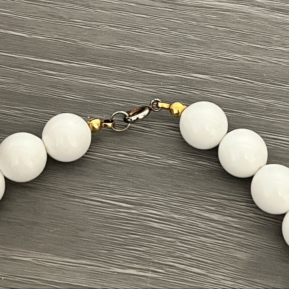 Vintage Plastic Beaded Necklace with White and Pink Beads - Picture 4 of 5